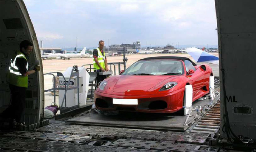 ハイリフトローダー車から貨物室へ移動させます