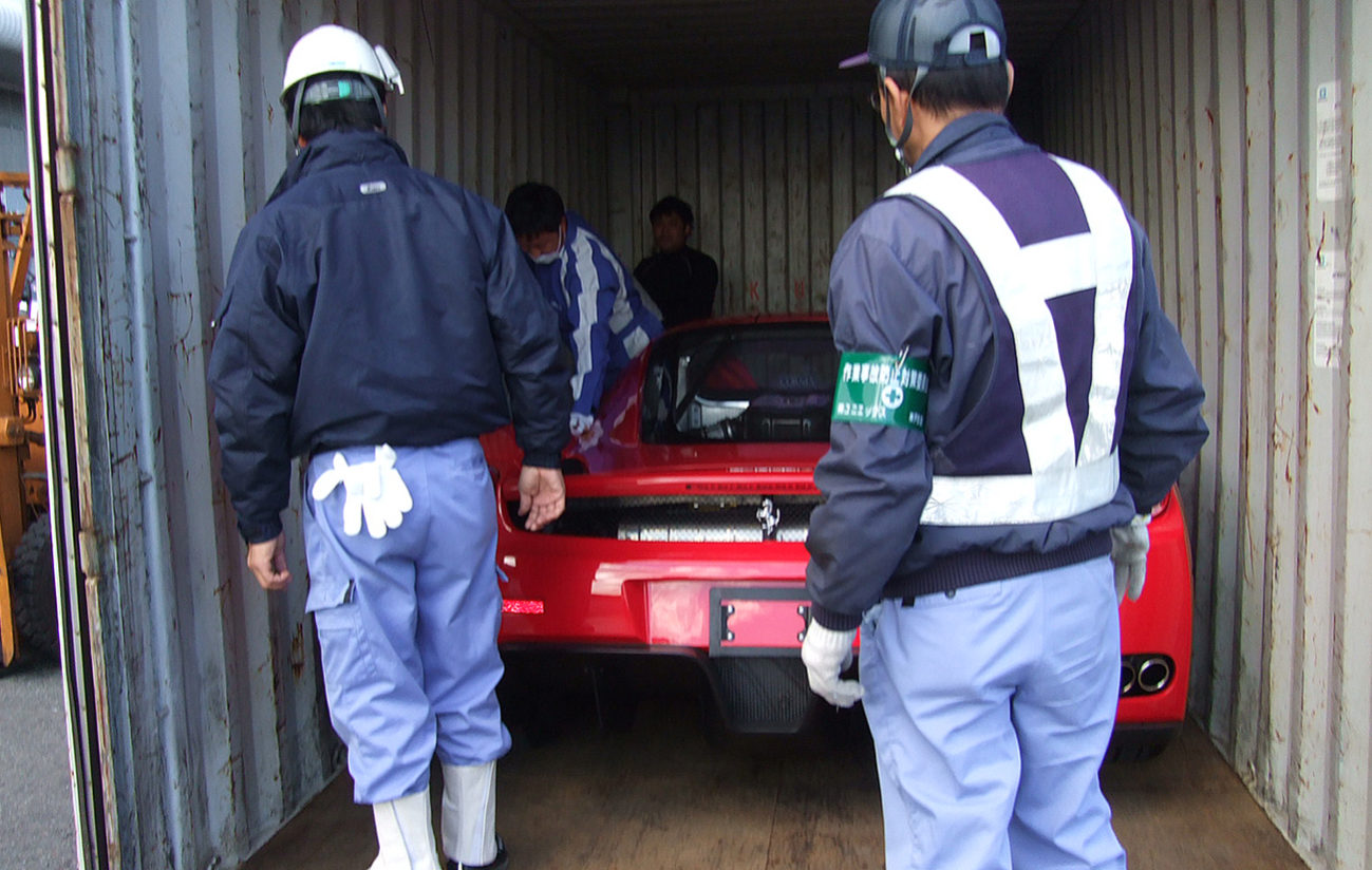 漏れや誤りがないか数人で確認します。