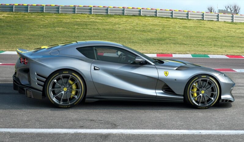 Ferrari 812 Competizione full