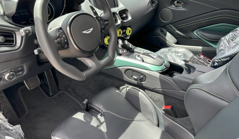 Aston Martin V12 Vantage Roadster full